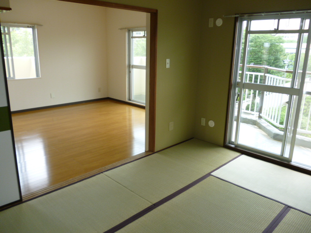 Living and room. Bright south of Japanese-style rooms.  Storage also enhance. 