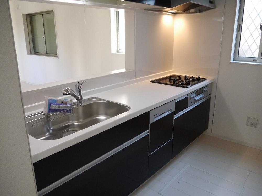 Kitchen. Artificial marble counter ・ Shower switching washing with water purifier