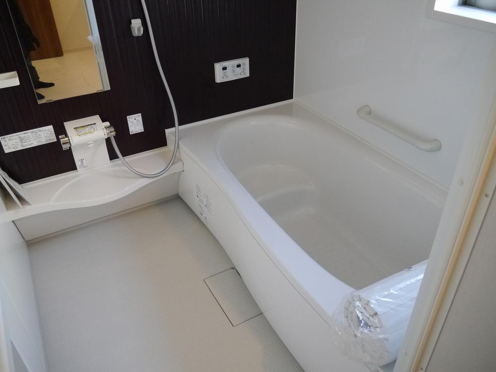 Bathroom. Barrier-free 1 pyeong type ・ Automatic hot water filling reheating with warmth