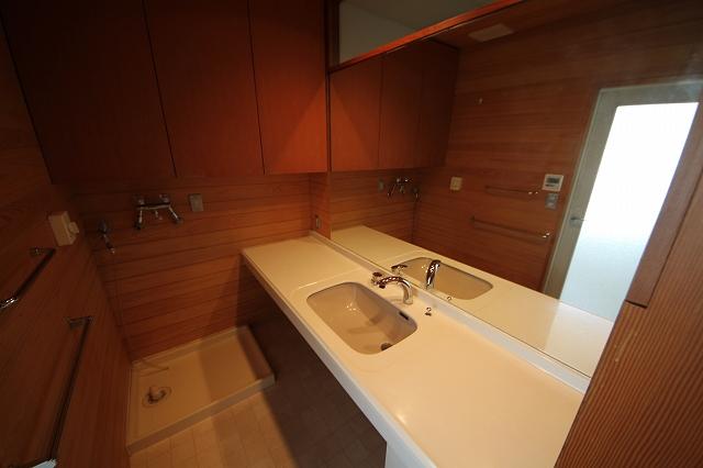 Wash basin, toilet. Indoor (March 2013) Shooting