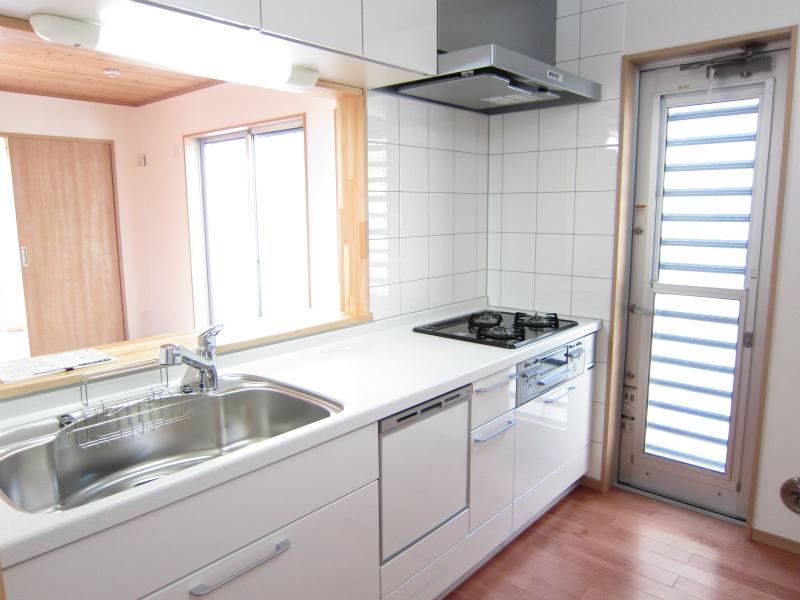 Kitchen. With built-in dishwasher