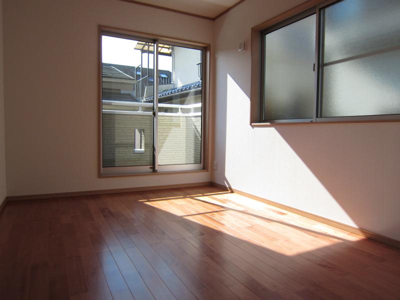 Non-living room. Two-sided lighting