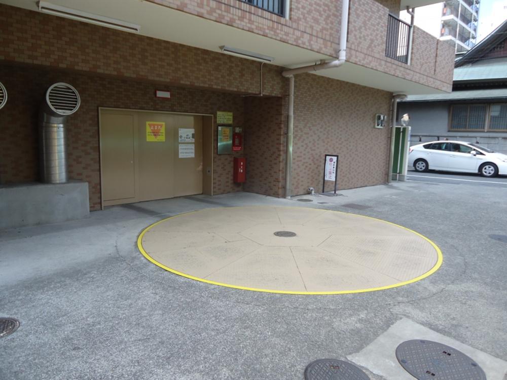 Parking lot. Common areas (on-site parking)