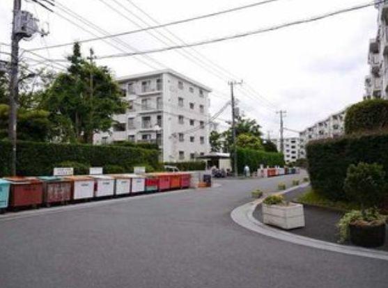 Local appearance photo. Safe even large apartment per community 1