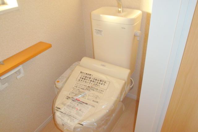 Toilet. Indoor (12 May 2013) Shooting