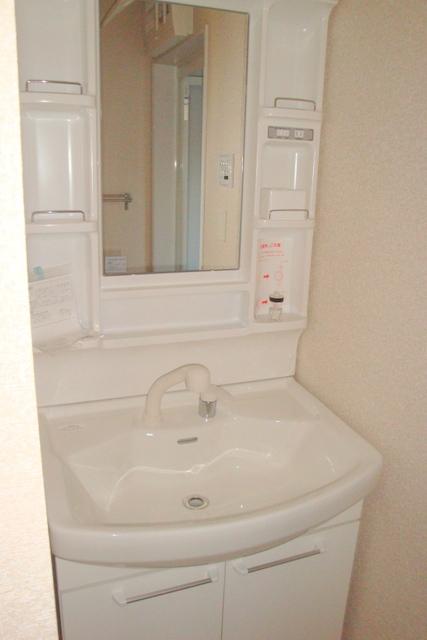 Wash basin, toilet. Indoor (12 May 2013) Shooting