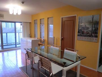 Living. Bright color wallpaper is accented.