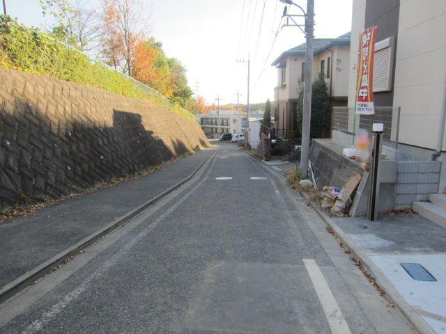 Local photos, including front road. Front 4m road