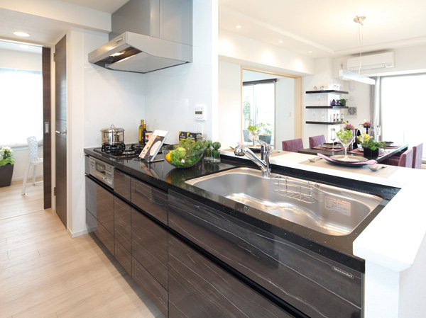 Kitchen.  [kitchen] I thought that the kitchen is a more fun place to be, Of course, it has a function of supporting housework, To produce a user-friendliness and coziness, It has been incorporated a variety of proposals. (Less than, Published photograph of including a model room Sr type (free menu and paid option ※ Both application deadline Yes))