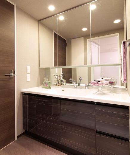 Bathing-wash room.  [Bathroom vanity] Convenient three-sided mirror housed in the makeup and cleansing. So can be stored together small items, And comfortable support every day of the family.