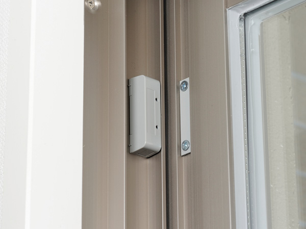 Security.  [Security sensors] To the entrance door and windows of all dwelling unit (except for some), Equipped with security sensors. Check the unauthorized intrusion. (Same specifications)