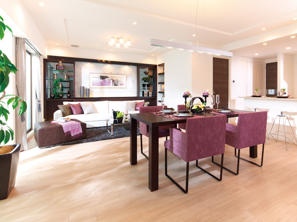 Room and equipment. Living room full of sunshine ・ dining. Planning to bring a sense of relief in the space gather the family. living ・ As Tsuzukiai from dining, In a variety of plans that plan and live people who nestled a Japanese-style ease of use has spread is considered as spend to open, It will produce the their own way of life style of the family. (living ・ dining / Including model room Sr type (a free menu and paid option ※ Both application deadline Yes)