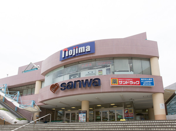Surrounding environment. Keio Horinouchi is in front of the station there is a large shopping building called "vias Nagaike". If you put in as it is building from the station, Nojima of super Sanwa and electronics retail stores in the, Drugstore San drag of, There is such Pashiosu of clothing, Every day of life is too late almost here. (Via Nagaike main building / About 390m)