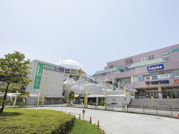 Keio Horinouchi Station shopping building "via Nagaike". The new wing, There is also Mr Max discount stores