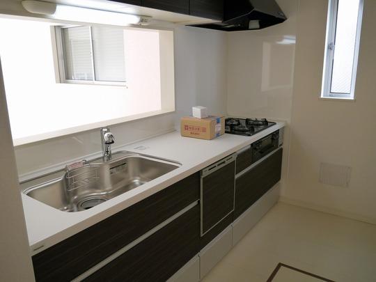 Kitchen. Artificial marble counter ・ Pair type water purifier with system Kitchen