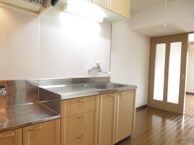 Kitchen. Two-burner gas stove can be installed