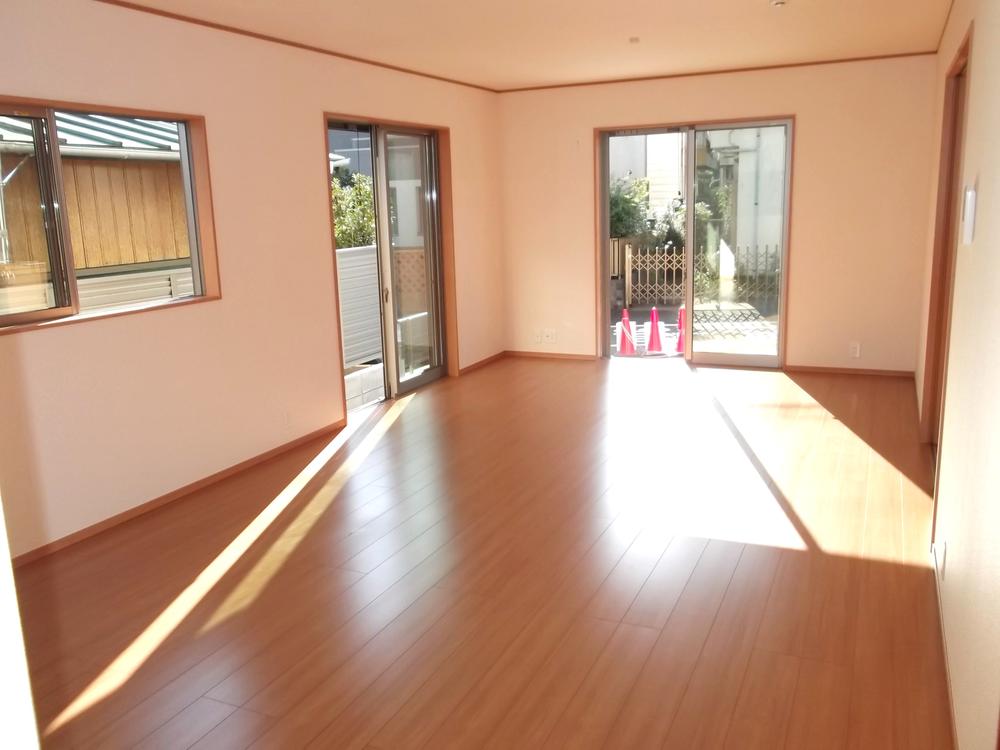 Same specifications photos (living). Same specifications living Flooring unnecessary wax, It is a strong flooring to scratch. 