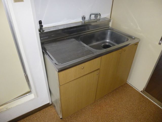 Kitchen. Bite gas stove can be installed!