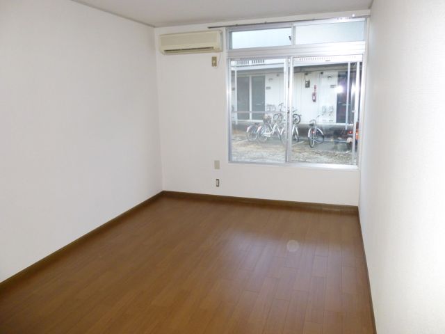 Living and room. 7 Pledge of Western-style.