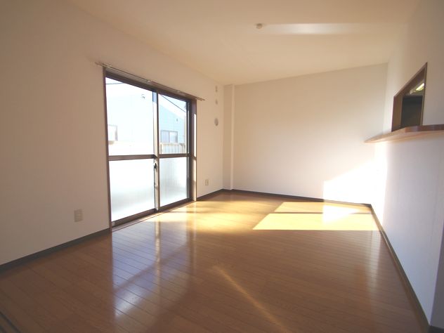 Living and room. These rooms of different in Room at the same floor plan (image)