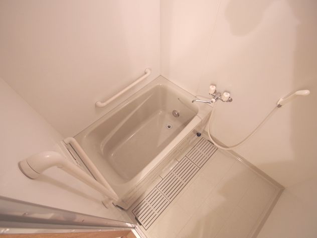 Bath. These rooms of different in Room at the same floor plan (image)