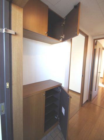 Entrance. These rooms of different in Room at the same floor plan (image)