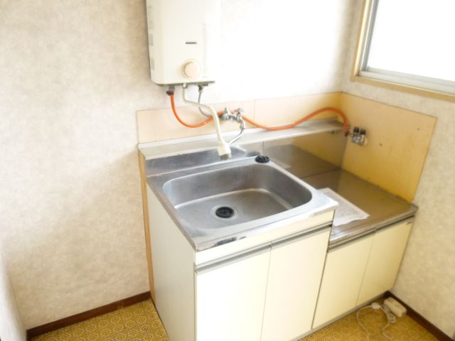 Kitchen. The Gasukitchin There is also a window