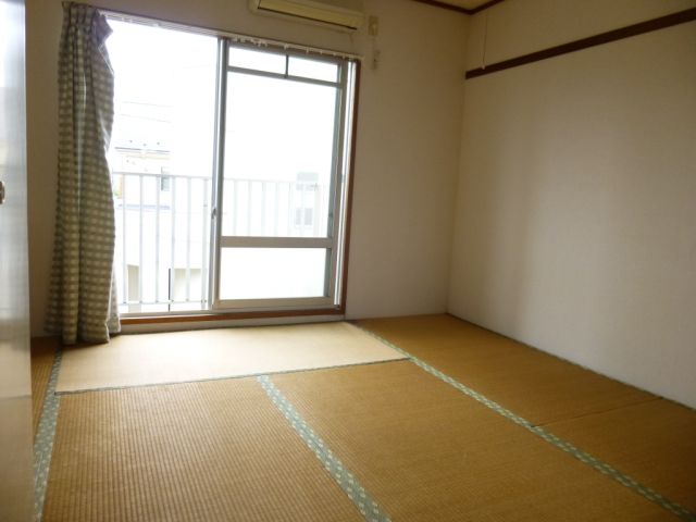 Living and room. Facing south in sunny