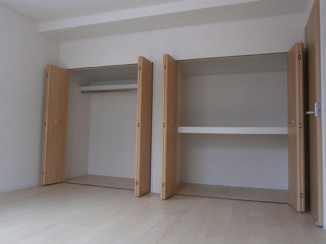 Non-living room. Building 2 The main bedrooms 9 quires double closet