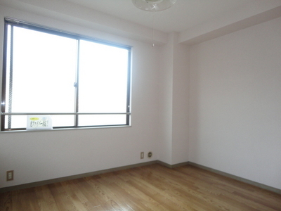 Living and room. Western-style 4.5 Pledge