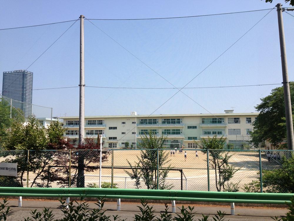 Junior high school. City third junior high school 640m