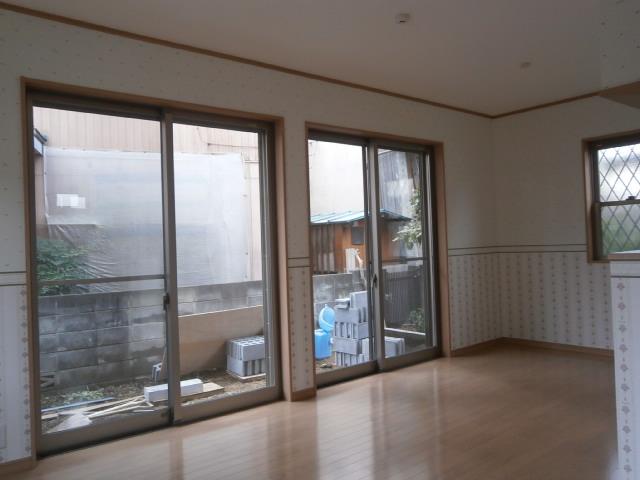 Living. South-facing living room, Yes Living storage