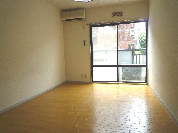 Living and room. Western-style balcony side