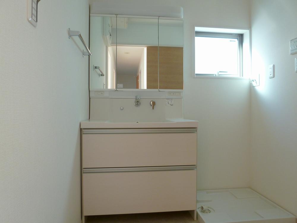 Wash basin, toilet. Three-sided mirror washbasin (5 Building)