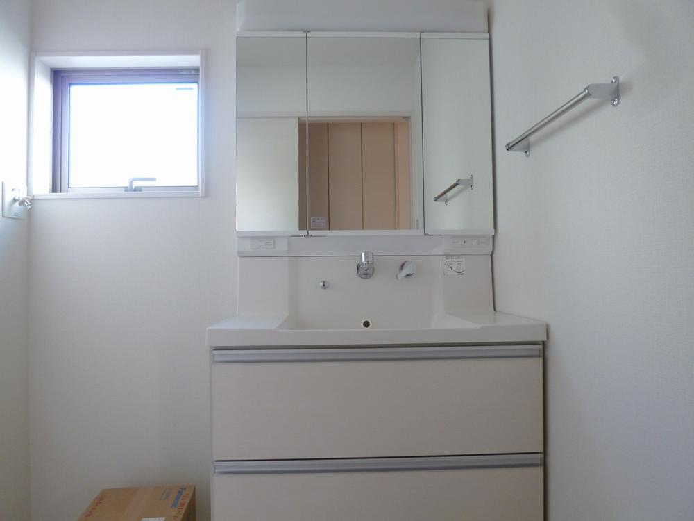 Wash basin, toilet. Wide type of vanity (7 Building)