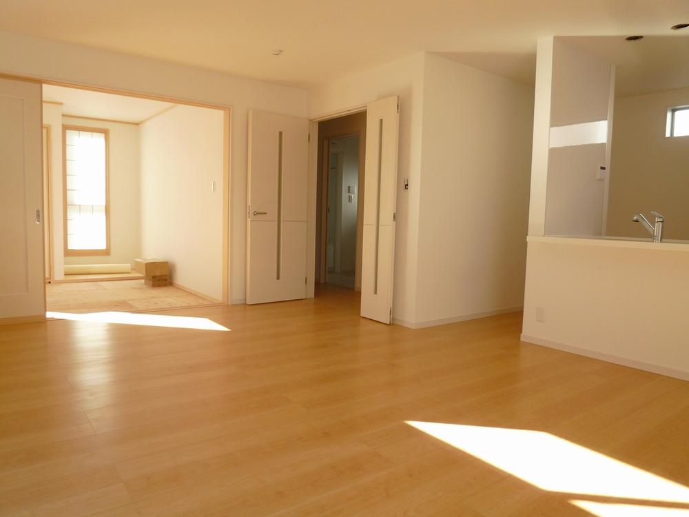 Living. It is a large space of 24 tatami Combined with the adjacent of Japanese-style room! (7 Building)