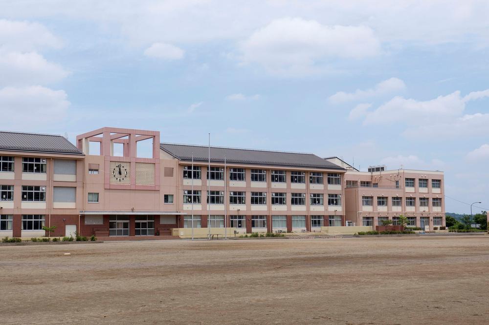 Junior high school. 660m to Hachioji Municipal Yarimizu junior high school