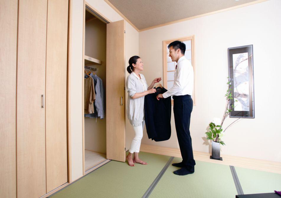 Receipt. ■ First floor Japanese-style closet From your voice that you want finish the morning of the dressing with the first floor, It was provided with a closet on the first floor of a Japanese-style room. <Subdivision already dwelling unit August 2013 shooting>