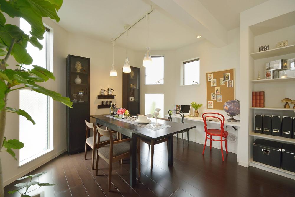 Living. ■ dining living ・ From the voice of the wife that I want a space that you can study children in the dining, We established the counter to dining. <Subdivision already dwelling unit August 2013 shooting>