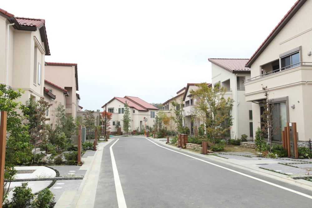 Local appearance photo. ■ Exterior design The outer structure using natural materials such as masonry or hedge of natural stone, This cityscape in harmony with high-quality building design. Each other sound is the individuality of each one House, We played the beautiful harmony. (October 2013 shooting)