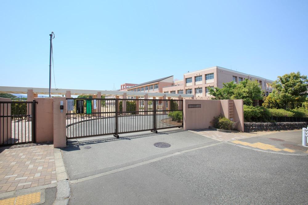 Junior high school. Yarimizu adjacent to the 50m local until junior high school, There is an exchange of the Tama Art University, such as training and animation production of glass Yarimizu junior high school.