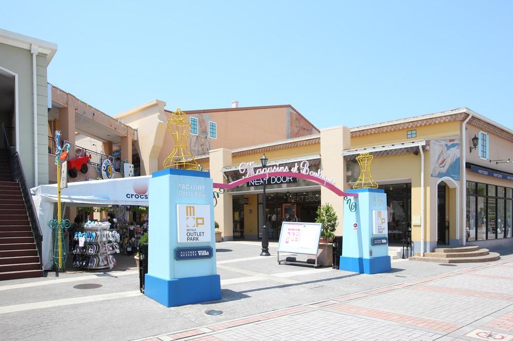 Shopping centre. Commercial facilities integrated in the surrounding 2030m Minami Osawa Station to Minami-Osawa Mitsui Outlet Park Tama. Mitsui Outlet Park Tama Minami-Osawa is, Aligned is a variety of shops, So close to the station, It is a convenient spot that can also be used after work.