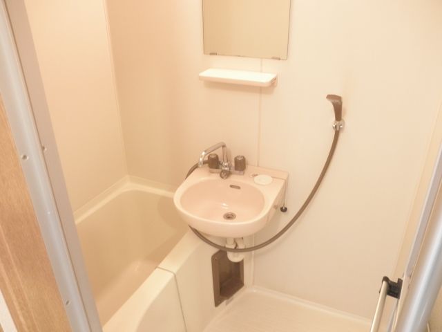 Bath. Recommended for those who want to heal the fatigue of the day soak in the bath