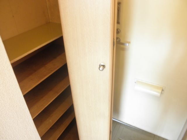 Other. Entrance clean with a shoebox