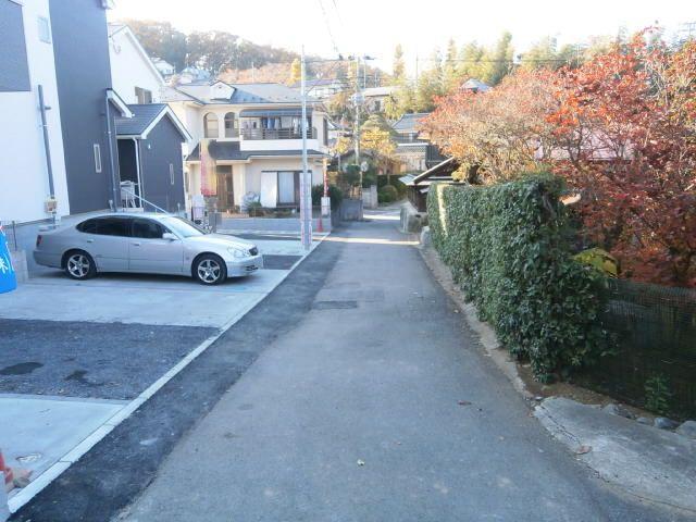 Local photos, including front road. Front 4m road, A quiet residential area