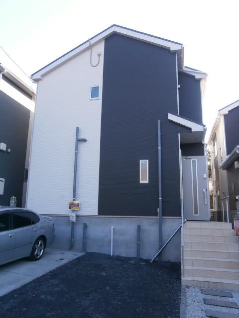 Local appearance photo. Building 2