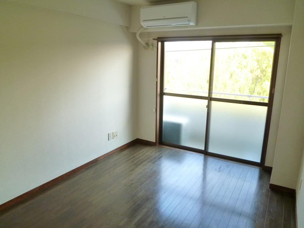 Living and room.  ☆ Sunny ☆