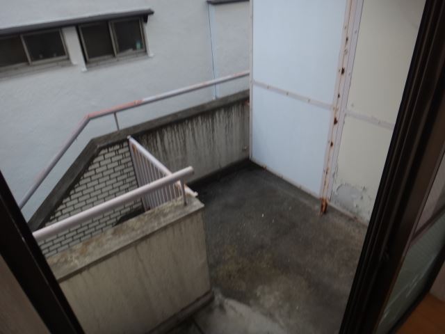 Balcony. It is a veranda.