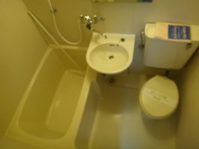 Bath. Easy to clean in the unit bus