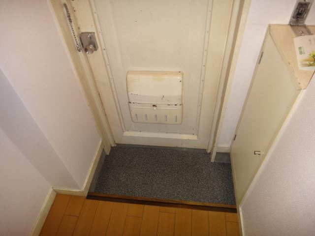 Entrance. I'm glad shoebox in the entrance.